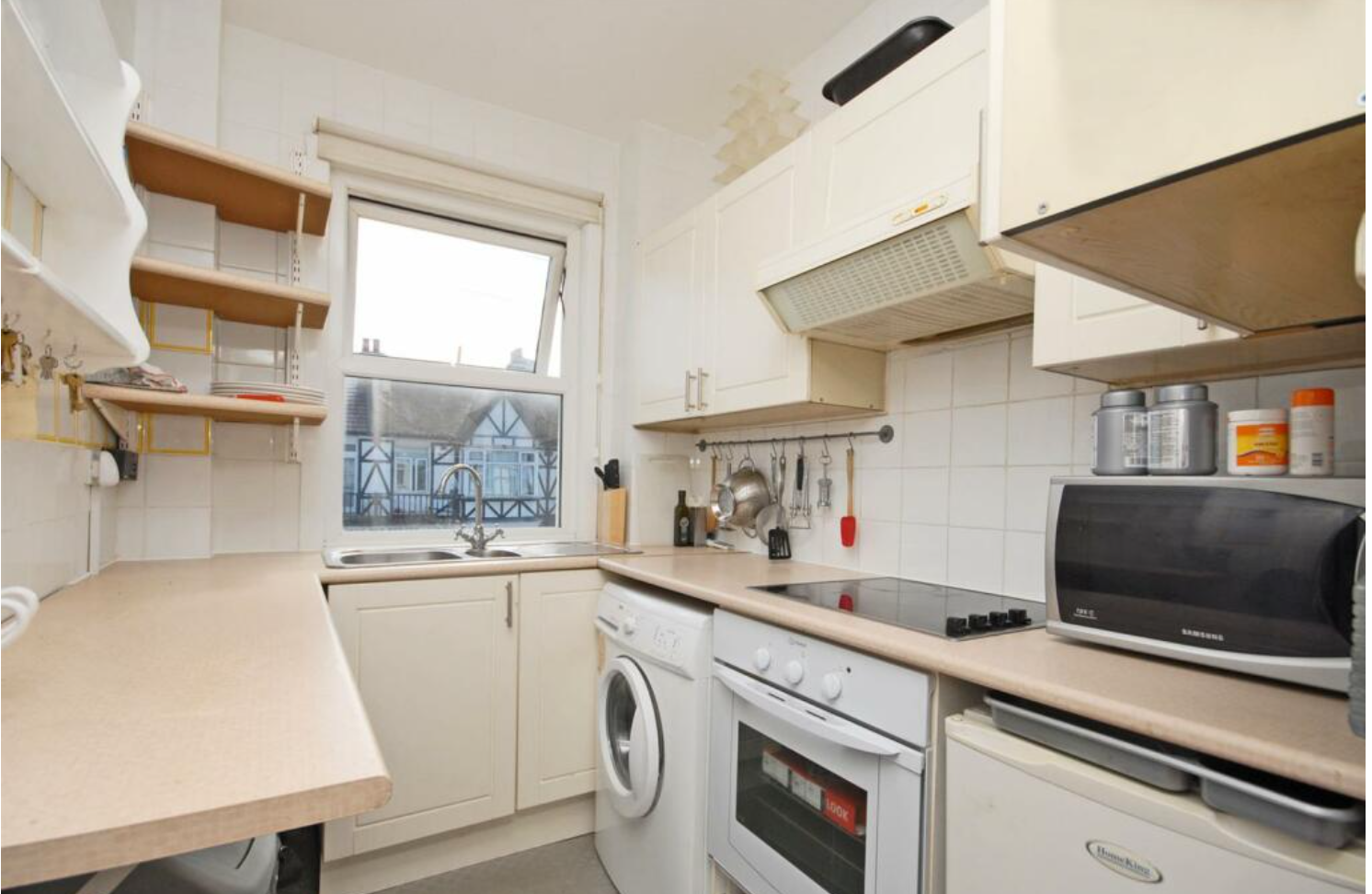 2 bed property in Bulstrode Avenue, Hounslow